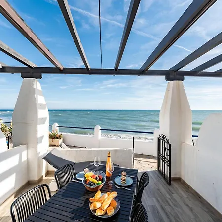 Modern Beachfront Escape, Calahonda Appartamento