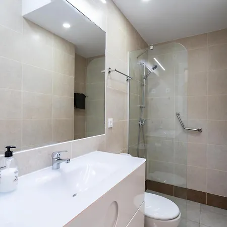 Modern Beachfront Escape, Calahonda Appartamento Málaga