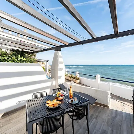 Modern Beachfront Escape, Calahonda Appartamento